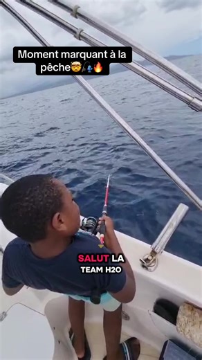 Moment insolite en mer 🌊😱🎣! excusez-moi pour la qualité, je n’ai pas l’habitude de vous présenter🙏#peche #poisson #insolite #pourtoi #fishing
