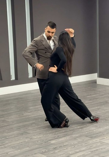 Learn Sacadas in Argentine Tango Classes