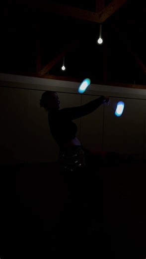 Ich brauche dringend neue Tricks mit den poi 🌝#flow #poi #play #foryoupage❤️❤️ #poispinning