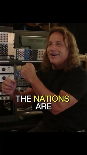 🎤 Eric Adams (MANOWAR) on flags rising in the crowd