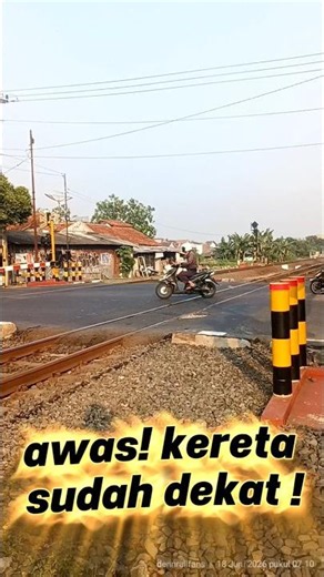 awas! kereta sudah dekat #huntingkeretaapi #keretaapi #keretaapiindonesi #keretaapiindonesia#railway