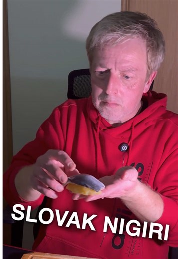 Keď máš chuť na nigiri 🍣 sushi, ale doma máš len zavináč a zemiaky… 🇸🇰😅 Tak som si spravil „Slovak Nigiri“. Zemiak. Zavináč. Slovenské wasabi. Maggi tekuté korenie. Fusion kuchyňa podľa rozpočtu 😁 #slovak #sushi #nigiri #zavinac #zemiaky Dal/a by si si? 😅