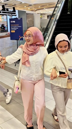 Handcuff prank escalator #funny