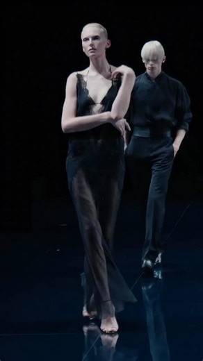 « Je veux marcher sur la Lune. Je veux ouvrir un restaurant. Je veux entrer au Rock and Roll Hall of Fame. Il y a tellement de choses… Je ne vais jamais aller là où l’on m’attend, c’est certain. » Star des podiums et icône de la Gen Z, @AlexConsani incarne une nouvelle ère de supermodels, dont le charisme, la personnalité et l’authenticité comptent autant, sinon plus, que l’apparence. Rencontre exclusive à découvrir dans les pages de notre numéro Vogue Collections, disponible actuellement en lig