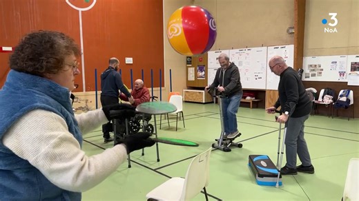 La maladie de "Parkinson" touche de plus en plus de monde, et à tous les âges. Pour lutter contre l'isolement et aider à mieux supporter cette pathologie, la délégation départementale des Deux-Sèvres de l'association France Parkinson propose des ateliers autour de l'activité physique. Exemple ici à Ville de Thouars. #France3NoA #TousLesCheminsMenentAVous #placeausport | France 3 Nouvelle-Aquitaine