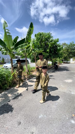 Baju raya olive green dari @Warisan.my Material confirm best sejuk je tak panas, sesuai ngan cuaca kat Malaysia