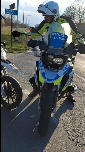 Fiddy 125cc: Polisen och mopparnas äventyr
