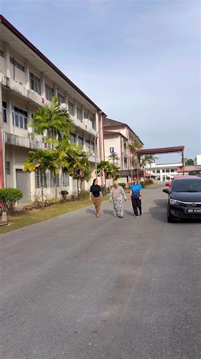 C on Instagram: "Briskwalk sebelum thumb out🏃🏼‍♀️🏃🏼‍♀️‍➡️"