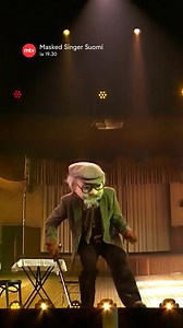 No johan pomppas!! 👨🏼‍🦳 Papparainen vetäs siniset mokkakengät jalkaan ja vetäisi Elvistä kun vettä vaan! Mikä svengi ja tanssijengi! 🤩 Etsivät olivat harvinaisen erimielisiä Papparaisesta 😜 🎭 Marzi Nyman 🎭 Teemu Brunila 🎭 Jarkko Tamminen Katso #MaskedSingerSuomi jakso heti MTV Katsomosta 🎭 | MTV3