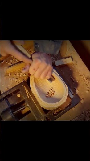 Extrait du creusage à la gouge de sculpture d'une boîte en forme de noix. #sculpture