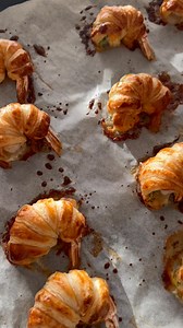 LÆKRE hapsere til nytår - indbagte rejer med hvidløg og sprød butterdej🎉🥂🥳 En skøn snack/forret, som kan forberedes i god tid, og blot bages inden servering 😜 Se opskriften her —> https://madenimitliv.dk/indbagte-tigerrejer/ | Maden i mit Liv