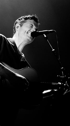 Persian Lyrics on Instagram‎: "Mr. Sandman آهنگ Mr. Sandman از SYML با نسخهٔ شاد و کلاسیک The Chordettes کاملاً فرق داره خواننده آهنگ رو تبدیل کرده به یک قطعهٔ غمگین، مینیمال و عمیقاً احساسی چیزی شبیه دعا، اعتراف یا یک نجوا در دل شب در اصل، راوی با «سندمن» نماد خواب، رؤیا و پناهگاه حرف می‌زنه و ازش میخواد در خواب اون چیزی را بده که در واقعیت پیدا نکرده. یک عشق امن، یک حضور دلنشین، و رهایی از شب‌های طولانیِ تنها بودن. شعر دربارهٔ نیاز به عشق و امنیت عاطفیه، اما از طریق رؤیا و خیال بیان می‌شه راوی