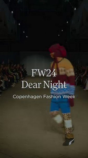 TULOSSA SYKSYLLÄ 2024 😍 Muotisuunnittelija Rolf Ekrothin FW24 Dear Night -mallisto ja yhteistyö Novitan kanssa esiteltiin tiistaina Kööpenhaminan muotiviikoilla. Ohjeet näytöslavalla nähtyihin neuleisiin tullaan julkaisemaan Novita-lehdessä elokuussa 2024. Mutta mitä malliston neuleista sinä odotat kaikista eniten? Kerro kommentissa. 👇 Lue lisää: https://novita.com/blogs/inspirational/novita-x-rolf-ekroth-fw24 | Novita