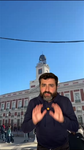 🚲 TODOS vamos a empezar el año 2026 con Stranger Things. Quieras o no. 🍇Resulta que la mayor parte de los españoles terminamos y empezamos el año viendo las campanadas desde la Puerta del Sol de Madrid tomando 12 uvas. 🔴 Netflix ha colocado un neón con las letras de Stranger Things para darnos la bienvenida al nuevo año. ¿Qué te parece? ¿Vas a ver el capítulo a las 2:00am? ¡Yo sí! #StrangerThings #Netflix #seriesnetflix #serie #recomendacion #series #TeLoCuentoSinSpoilers #seriesrecomendadas 
