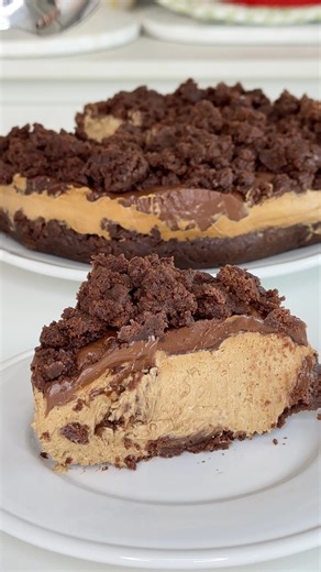Cheesecake al caffè: semplicemente goduriosa 😋☕☀️ Rossella Maraio Ingredienti per la base e la copertura: 300 g biscotti al cacao 3 cucchiai crema caffe Per la Crema Cheesecake: 200 g formaggio spalmabile 250 g mascarpone 300 ml panna fresca da montare 80 g zucchero a velo 20 g caffè solubile Per guarnire: 60 g crema spalmabile alle nocciole Preparate la crema cheesecake. In una ciotola mettete la panna fresca, il mascarpone, il formaggio spalmabile, il caffè solubile e montate tutto fino a ott