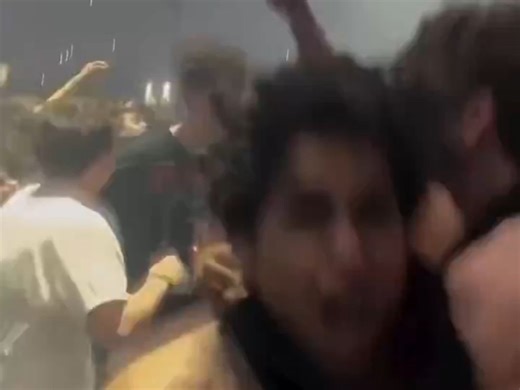 Travis Scott 的现场太疯狂了，观众疯狂开圈，地面震动不断