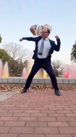 元気な上司の楽しいダンスパフォーマンス