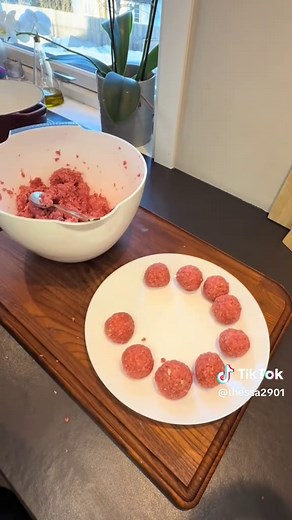 Saftige, smakfulle kjøttboller i en fyldig tomatsaus 🍅 – enkel comfort food som alltid leverer! Server med pasta, potetmos eller server med det eltefrie focaccia-brødet jeg har lagt ut oppskriften til tidligere 🥖 Hvem hadde sagt nei til dette? 🧄🍝🔥 #italianfood #meatball #kjøttboller #tomatsaus #parmesan #foodtok #foodlover #fyp