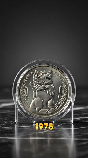 1978 Singapore $1 Coin Errors That Sold for Thousands Some rare error versions of the 1978 Singapore 1 Dollar coin have appeared in auctions and private sales at thousands of dollars, while normal circulation coins remain common. This short video highlights reported auction results of certified error coins only, including off-center strikes, broadstrikes, double strikes, and multiple-error combinations. This content is educational and does not guarantee value. Prices depend on rarity, condition,