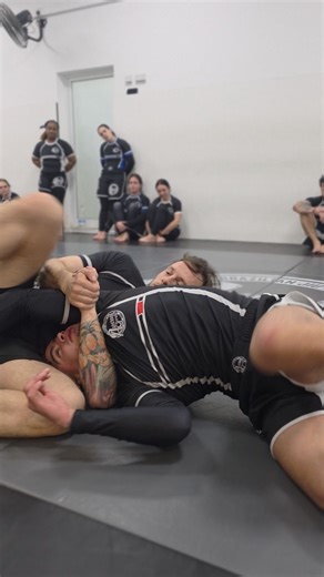 This week, Professor David is showing us how to deal with a really tough cookie who don't want to tap on your anaconda 😤 When your arms are burning and the choke just won’t finish your partner don’t force it just switch to something else... Trap the arm as you do in a regular anaconda choke and switch your hips to a seamless transition into the crucifix and let the position do the work. Drill it and Test it at open mat tomorrow Oss 🥋 #grappling #bjj #oss #jiujitsulifestyle #jiujitsu nogi brazi