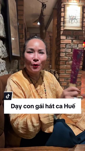 Dạy con gái hát Ca Huế vui nhộn