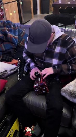 A hilarious Christmas gift unwrapping challenge, an impossible Christmas wrapping task! 😂