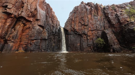 Bushwalkers soak in near 'once-in-a-lifetime' waterfall after cyclone in WA's Pilbara