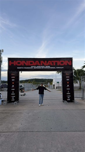 Seorang Yang tidak dikenali, Tetapi suka dengan cabaran. Baru hari ni recovery badan sepenuhnya 5 hari Tidur 2 jam. Event ni saya dah lama bincang dengan partner event saya @BOS SHAM , tapi kami anggan anggan je dulu sebab selama kami 4 tahun bersama buat event semua di tapak keramat kami di stadium shah alam.. so kita tahu kalau kos untuk buat di sepang betul betul memerlukan kos yang tinggi gilaa.. jadi saya berjumpa dengan @Kimie Majid | RS Bangsawan sebab saya tahu dia adalah berpengalaman u