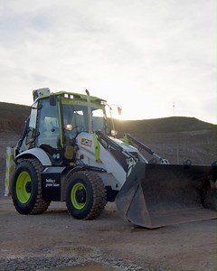 The dawn of a new era. The #JCB #hydrogen combustion backhoe loader. Discover more: bit.ly/3HrNNPz. | JCB