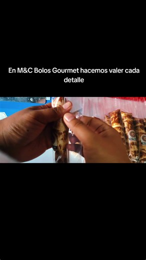 En M&C Bolis Gourmet hacemos valer cada detalle ✨ Desde la preparación hasta el congelador ❄️ Si quieres ver cómo los hacemos con amor 💛 👉 Acompáñanos HOY en vivo a las 8:30 pm