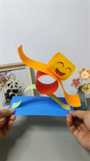 Let's rock and roll together! A few strips of paper can make the whole day go by quickly #origami #howto #papercraft #crafts | People Crafts