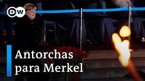 Un homenaje de despedida a Merkel La canciller saliente, Angela Merkel, que entregará el poder la próxima semana, fue despedida con honores militares este jueves. La élite de la política acudió al emotivo evento en Berlín, el llamado “Zapfenstreich”, que es el mayor honor que las fuerzas armadas conceden a un civil. | DW Español