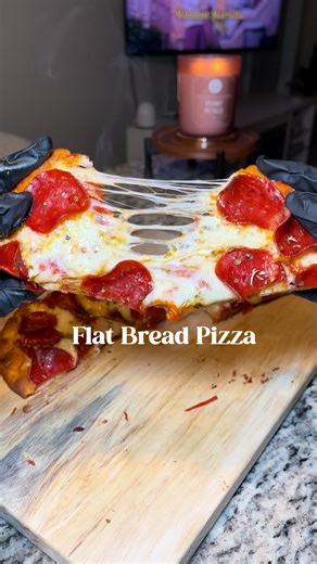 Flat Bread Pizza 🍕 | Quick & easy lunch/dinner meal. ✨ Feel free to use toppings of your choice. ✨ 400°F 10 — mins 📌 @Rao’s Homemade @Stonefire Authentic Flatbreads • • • #flatbread #flatbreadpizza #pepperonipizza #flatbreadrecipe #easydinner