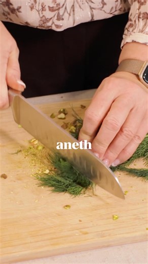 Mousse de betteraves à l’ail noir 🧄✨ Voici ma mousse de betteraves à l’ail noir du Québec, garnie de pistaches croquantes et d’aneth frais 🌿 Crémeuse, savoureuse et parfaite à partager en entrée ou à l’apéro. C’est le genre de plat qui fait dire : « wow… c’est donc ben bon ! » 😍 Ingrédients - Mousse de betteraves 👇🏽 - 500g de betteraves rouges cuites - 200g de fromage de chèvre - 1 bulbe d’ail noir ou d’ail rôti au four - Sel et poivre au goût Ingrédients - Garnitures de pistaches 👇🏽 - 20