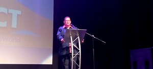 VIDEO MultiChoice Namibia hat heute Abend in Zusammenarbeit mit dem NBC das Mukorob-Filmprojekt gestartet - dreizehn lokal produzierte Filme, die auf M-Net-Kanälen und Showmax ausgestrahlt werden sollen. Roger Gertze, CEO von MultiChoice Namibia, sagte, sie möchten die Kluft zwischen Schulabgängern und der Geschäftswelt, wie zum Beispiel der Talent Factory, durch die Verfeinerung von Geschichtenerzählungs- und Filmemacherfähigkeiten überbrücken. Die Afrikaans-Filme werden jeden Sonntag auf kykNE