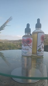 De volta Óleo de rícino Venha conhecer o poder do óleo de rícino produzido pela FogoConservas! Extraído das sementes da planta medicinal Ricinus communis, mais conhecida como mamona aqui em Cabo Verde- Fogo, este incrível óleo vegetal é popularmente indicado para uma série de benefícios para a pele, cabelos e muito mais. Com o óleo de rícino da FogoConservas, você pode prevenir o ressecamento da pele, aumentar sua elasticidade e maciez, hidratar os cabelos, selar as cutículas dos fios, combater 