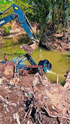 ¡Rescate submarino! 😱 Sacando una excavadora del lago #shorts #excavator #rescue