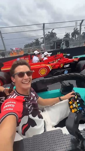 Lego-autók az F1-es pilótaparádén. 😂 A Forma–1 és a Lego együttműködésének értelmében a pilóták életnagyságú Lego-autókkal teljesítettek egy kört a versenypályán, amit látszólag nagyon élveztek. 😎🏎 🎥 George Russell/IG | M4 Sport