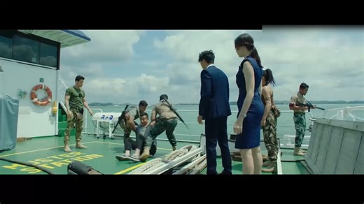 The man was almost eaten by a shark, but luckily, a giant octopus stretched out its tentacles and pulled him back! 男人差点被鲨鱼吃掉，幸好大章鱼伸出触手拉住了他！ #大章鱼 #BigOctopus #优酷电影 #youkumovie | Youku Movie