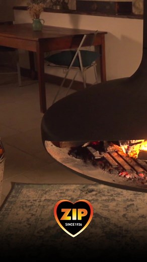 Pour allumer un feu de cheminée, munissez-vous des bons produits ! Les cubes allume-feux en sachets individuels Zip™, permettent un allumage ultra rapide et une combustion optimale du bois, même si votre combustible est humide ou mouillé. ➡ https://www.amazon.fr/stores/page/BBDFB71D-160E-4616-AE4D-F8B767498532?channel=AllumeFeuxZIP | Le Journal de la Maison