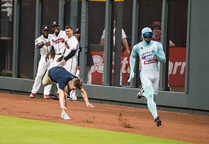 Braves fan reaches peak embarrassment trying to Beat the Freeze