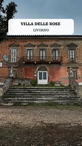 Villa delle Rose, conosciuta anche come Villa Dupouy fu costruita nel Quattrocento e nei secoli passò di mano tra famiglie nobili e proprietari terrieri. Nell’Ottocento divenne luogo di soggiorno per viaggiatori illustri, tra cui il poeta Lord Byron durante la sua permanenza a Livorno. Il grande giardino che la circondava era famoso per le rose e gli agrumi, un tempo simbolo di prestigio e ricchezza. Oggi la villa, chiusa e disabitata da decenni rimane un esempio di architettura signorile sulle 