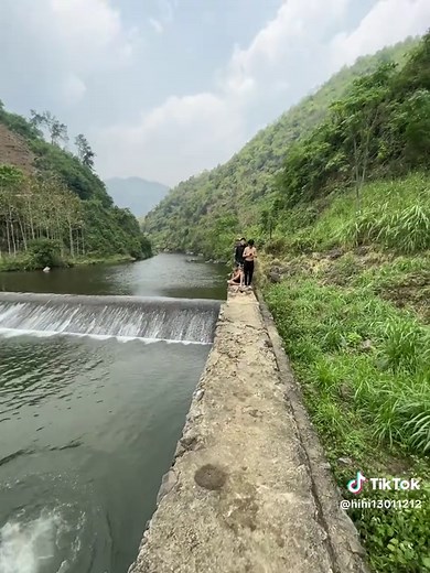 Tắm suối cùng bạn bè: Picnic mùa hè vui vẻ