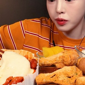 3M views · 47K reactions | Hello everyone ! This is Boki珞 Today is a party day with two provocative menus! I brought spicy tteokbokki to Bburinkle chicken ! I added a lot of cheese to the tteokbokki Sweet and salty Bburinkle and spicy tteokbokki... I ate it like crazy 藍 It's so good, but it's so stimulating that it feels a bit excessive..! I was so happy because it was so delicious﫶 Enjoy your meal too | 복희Boki Mukbang ヅ | Facebook