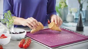 Voll im Trend! 👍 Tolle Snacks entstehen ganz einfach mit der neuen ✨ Cornet Party ✨. Die kannst du jetzt erstmals auf der #Tupperparty kaufen und zwar gleich um -50%. 😜 Was wirst du damit machen? #CornetParty #Cornets #Hörnchen #Snack #Partysnack #Fingerfood #TupperwareAktion | Tupperware Österreich