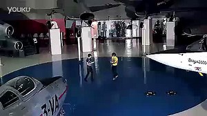 最酷四轴飞行器 AR.Drone ，iphone操控，还可以虚拟空战！