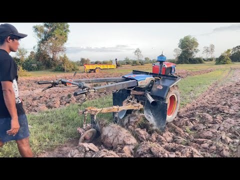 Tractor Kubota ZT 155 DI plowing