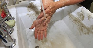 Man assembles hand-washing stations for homeless amid coronavirus
