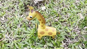 Metal Giraffe Garden Decor Outdoor Yard Decor for Patio, Flower Bed, or Indoor Shelf,Whimsical Safari-Inspired Outdoor Decor Accent