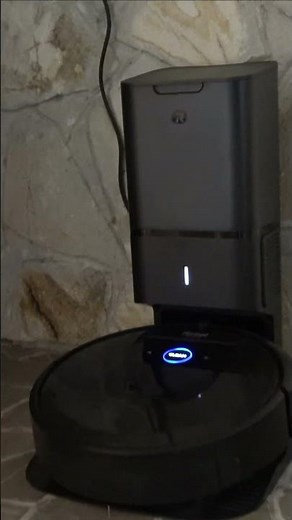 Roomba i8+ Returning Home and Emptying the Bin